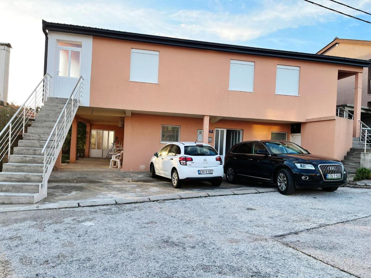 Apartmani Zuti نيوم المظهر الخارجي الصورة