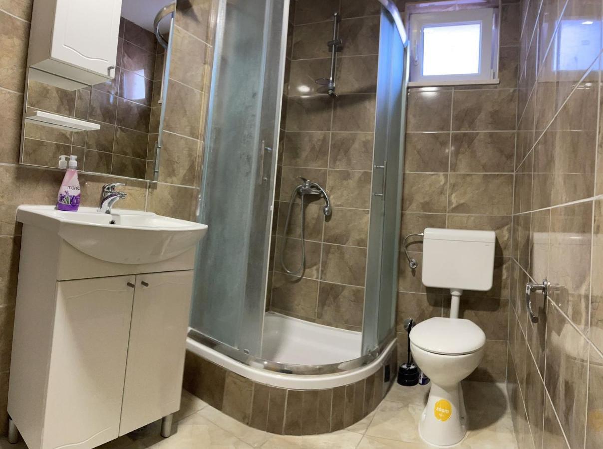 Apartmani Zuti نيوم المظهر الخارجي الصورة