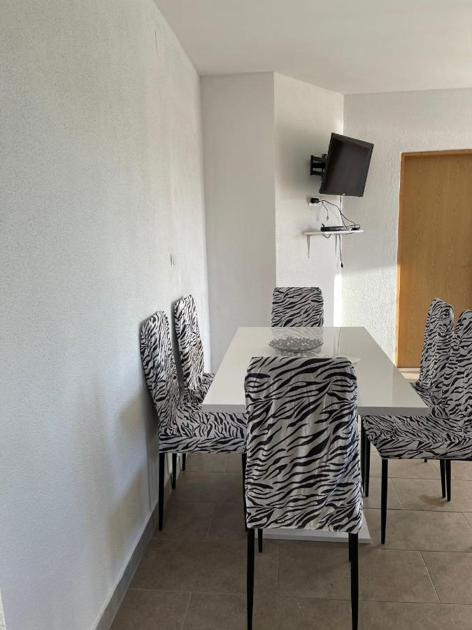 Apartmani Zuti نيوم المظهر الخارجي الصورة
