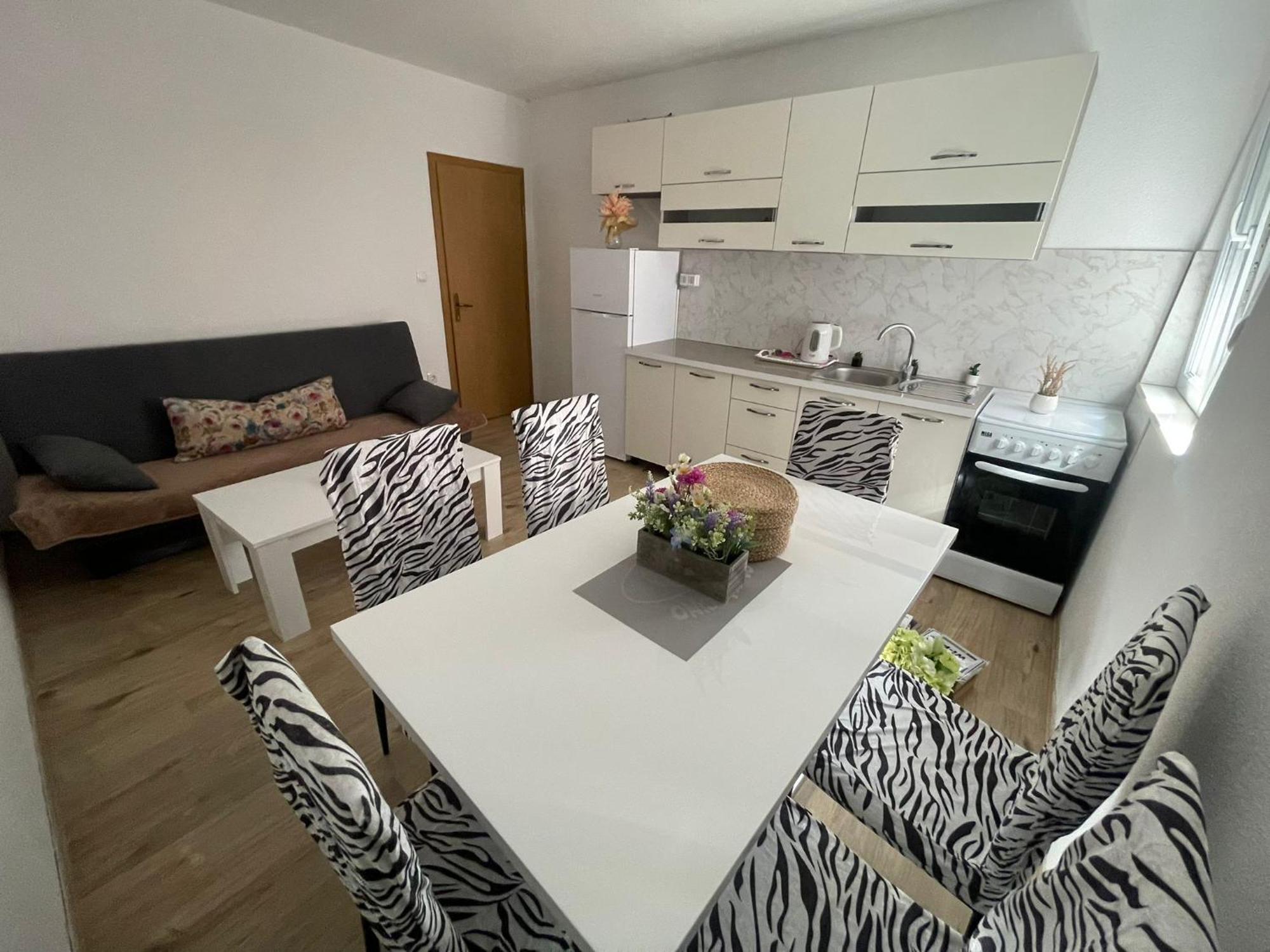 Apartmani Zuti نيوم المظهر الخارجي الصورة